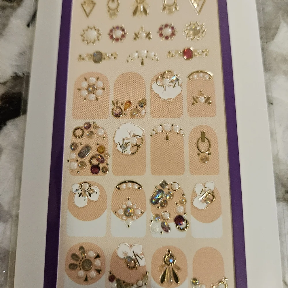 Color Street Pearl Please Mani Nail Charms - Picture 2 of 3